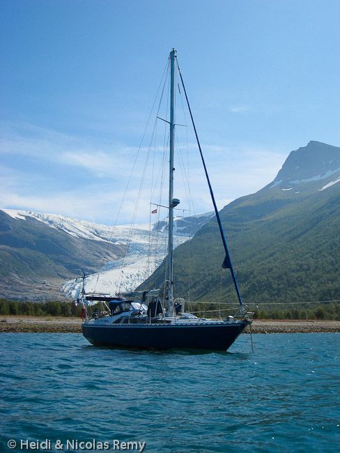 Mouiller son bateau au pied du glacier Svartisen demande d'avoir sacrément confiance dans son mouillage. Entre effet catabatique et tenue douteuse sur fond de moraine, il y a de quoi avoir des sueurs glacées...