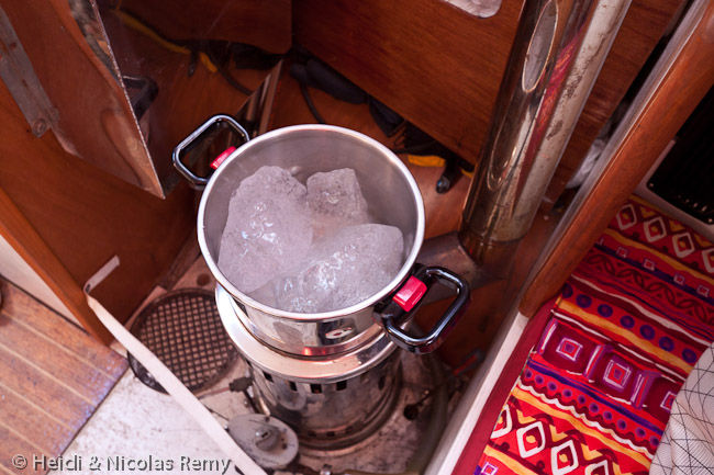Utilisation peu orthodoxe du poêle : faire fondre de la glace