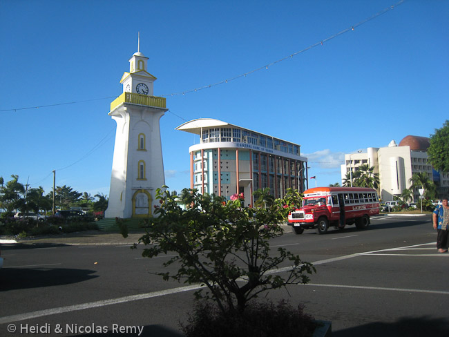 Le centre-ville d'Apia, avec la tour de l'horloge, les quelques bâtiments officiels et un bus kitsch