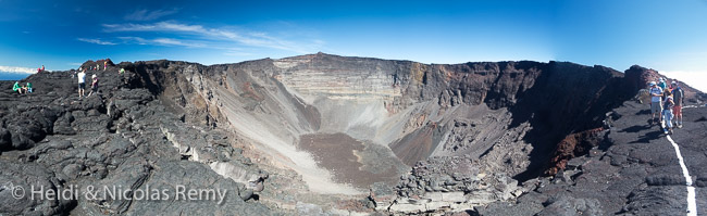 Nous voici au bord du Cratère Dolomieu, sur le Piton de la Fournaise, l'un des volcans les plus actifs de la planète !