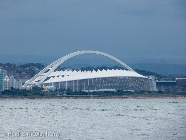 Le stade de Durban, l'un des rares édifices qui n'est ni gris ni rectangulaire.